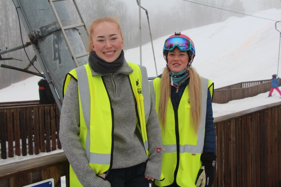 SØSTRE OG KOLLEGER: Marte (17, t.v) og Selma Lunden Lie (13) har begge fått seg jobb i arbeidstreningsprogrammet «Ung på ski» i Jerikobakken.