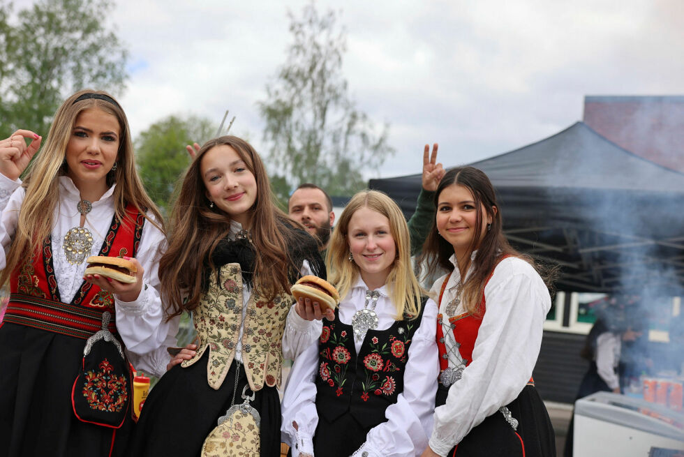 BYTTA UT STEDDA-GENSEREN: Ungdommene pyntet seg til nasjonaldagen.
 Foto: Claus Kvasnes