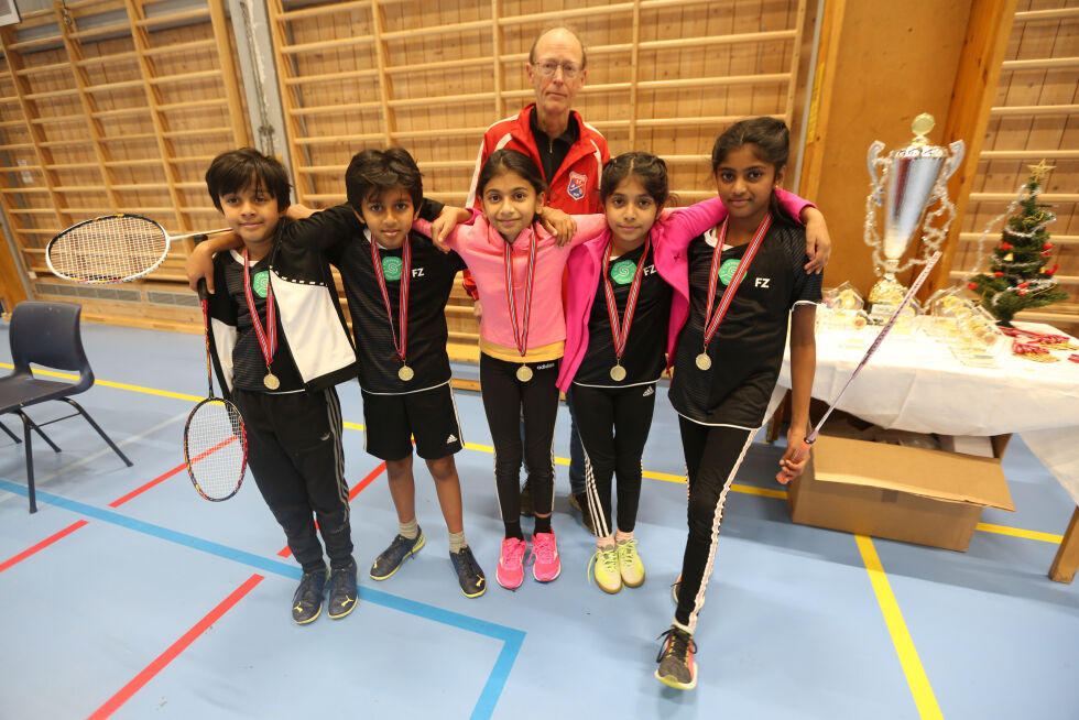 Varshan (7, f.v.), Yadhavan (10), Hasini (10), Pretika (8) og Sophia (10) fra Stovner SK badminton stortrivdes i Haugerudhallen, og har mottatt sine velfortjente medaljer. På bordet står den store pokalen de kunne ta med seg hjem sammen med de andre spillerne fra Stovner SK. Turneringsleder Øystein Wiborg synes det var flott at nettopp naboklubben var det gjestende laget som stilte med flest utøvere og dermed vant den store pokalen.