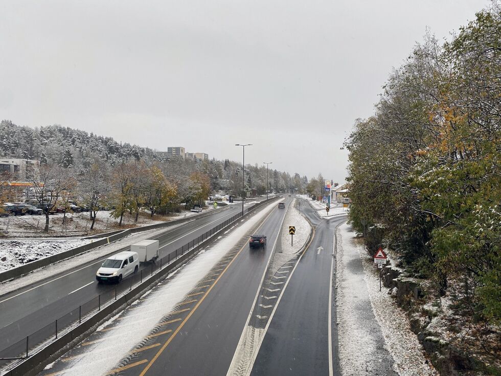 BART PÅ VEIEN, MEN: Trondheimsveien var stort sett bar etter morgenrushet, men det ligger fortsatt snø ved kantene og i noen avkjøringer.