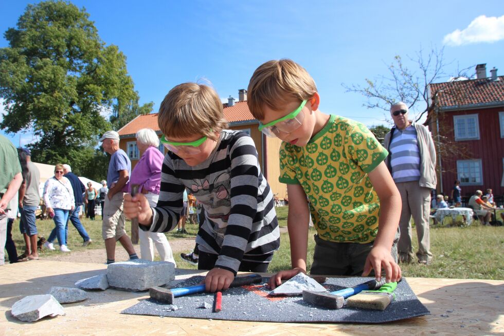 FOR BARNA: I tillegg til muligheter for å hogge i stein, kan barn og unge også delta på steinhoggerkurs i år. Her ser man to gutter som prøver seg med ekte steinhoggerverktøy på festivalen i fjor.