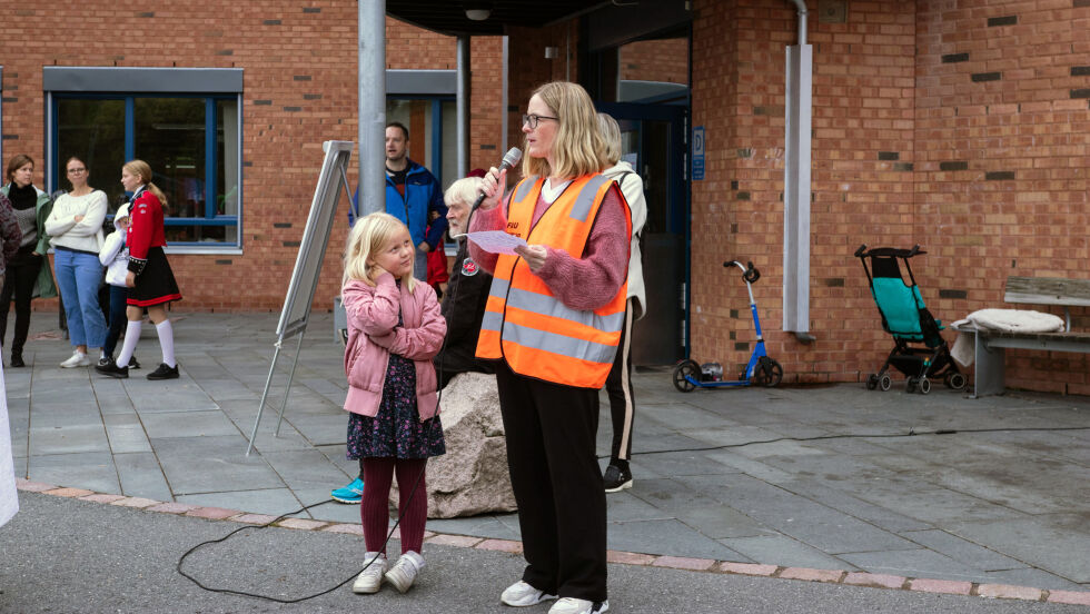 Tidligere FAU-leder Meyla S. Enerly tok initiativ til å få laget en ny skolegård på Ammerud, drømmeskolegården. En tegnekonkurranse blant elevene ble arrangert - og resultatet ser vi i dag - etter et stort samarbeid med mange bidragsytere. Tinde er en av de mange som kan glede seg over den nye skolegården og alle aktivitetsmulighetene.
 Foto: Amama Akram