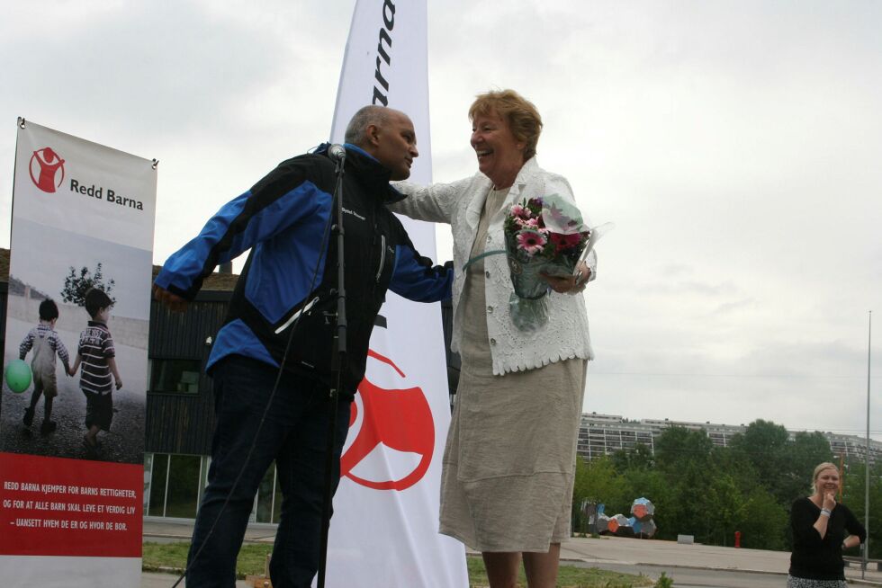 KLEM: Rashid Nawaz (Ap, t.v.) ga ordfører Marianne Borgen (SV) en klem. Begge to er fullvaksinert.
 Foto: Caroline Hammer
