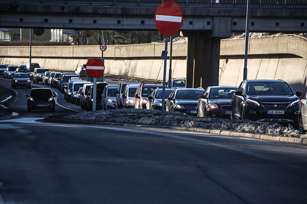 KJENT SYN: Bilene står ofte tett oppover Trondheimsveien, lokaltrafikk og tungtransport om hverandre. Med en Fossumdiagonal kan sistnevnte ta av ned til Østre Aker vei, og presset på Trondheimsveien blir mindre.