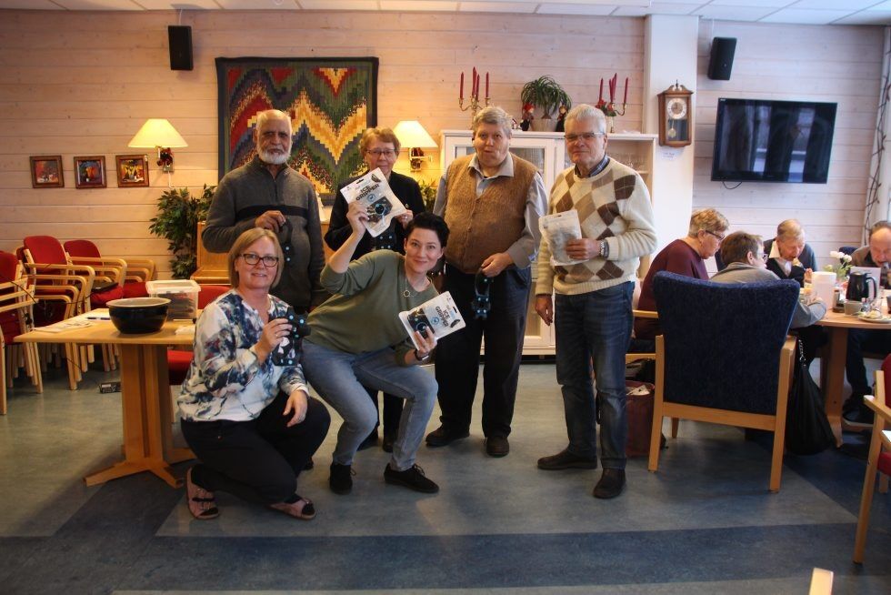 TRYGGE PÅ ISEN: Seniorsentret på Furuset deler ut gratis brodder, til brukernes store glede - og trygghet!