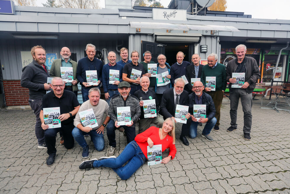 MUNTER GJENG: Oldboyslaget har aldri vært kjent for dårlig humør, og humøret ble ikke dårligere i forbindelse med lansering av Arthur Lunengs særdeles humørfylte bok. Og som vanlig når store hendelser i oldboys laget skal markeres, foregår begivenheten på Rudolf. Avisen har i etterkant fått bekreftet at ingen ble skadet i løpet av fotograferingen. Godt å vite, for visstnok skyldes de fleste tapene laget har lidd gjennom 46 år nettopp skader på etter hvert litt knirkende kroppsdeler!