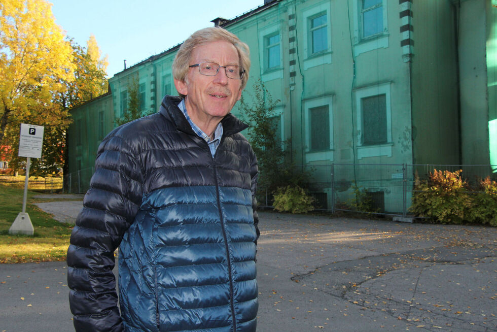 FORFALLER: Knut Røli i bydelsutvalgets miljø- og byutviklingskomité er opptatt av at man tar tak i bygninger som over lang tid har hatt behov for rehabilitering. I bakgrunnen er annekset som er nevnt i artikkelen.
Foto: Sindre Veum Apneseth