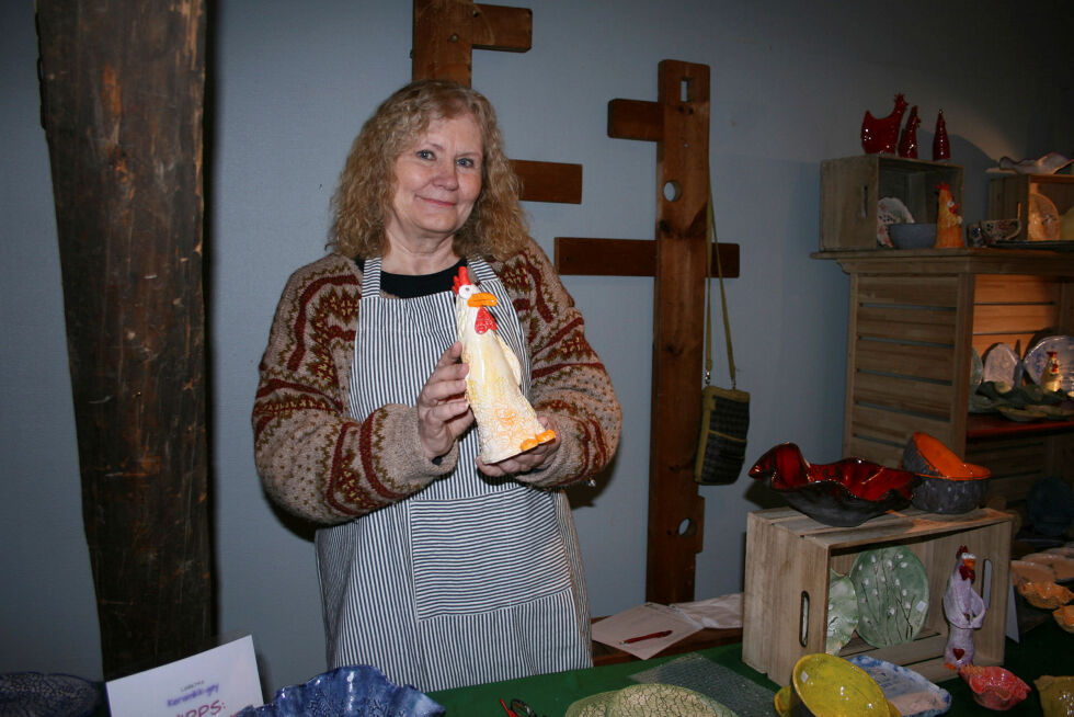 Lisbeth Jansen viste fram både påskepynt og skåler på husflidsmarkedet.
 Foto: Caroline Hammer
