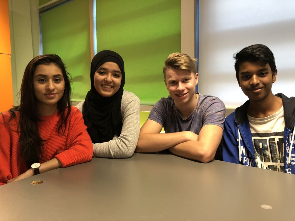 GROW-GJENGEN: Zainab Hussain (17), Soukaina Saoudi (15), Filip Holte Olausen (15) og Haris Kirun (15) trives i GROW medielab.