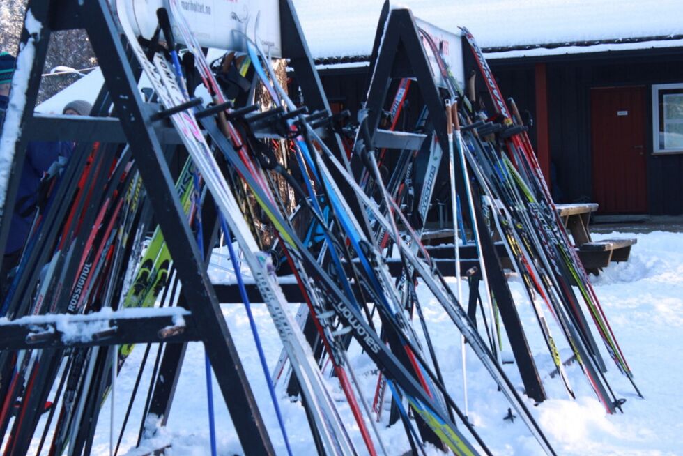 PUSTEPAUSE: Skistativene på Mariholtet ble fylt opp på rekordfart og det kom stadig flere folk med skiene sine.