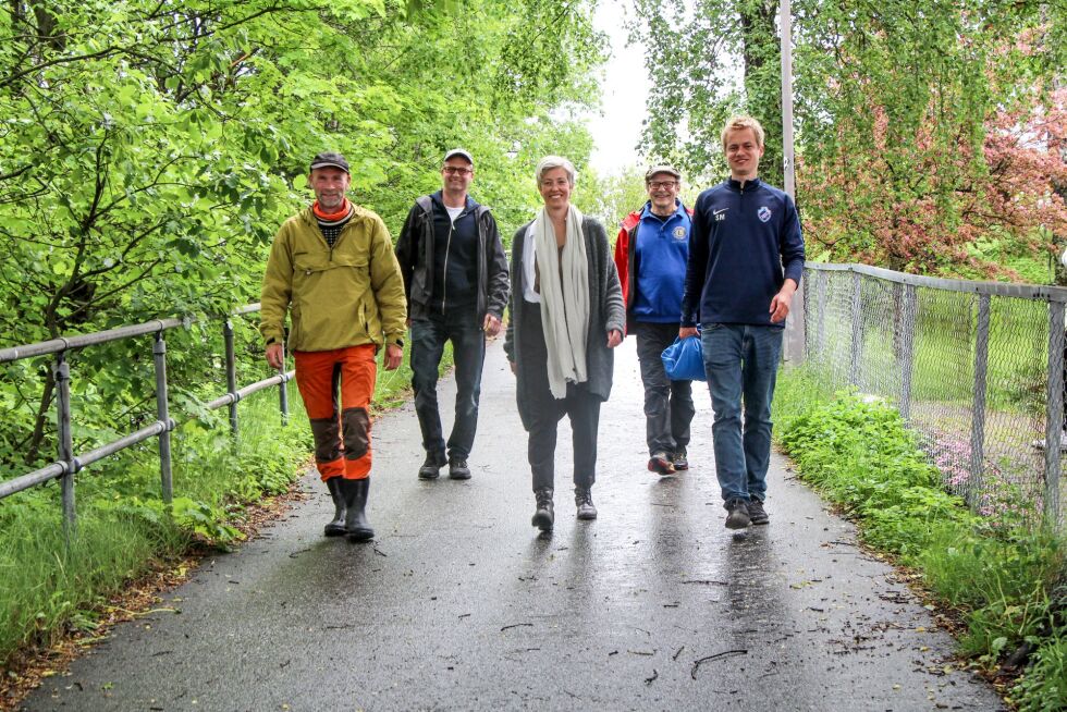 VEIEN VIDERE: Claus Kvasnes (f.v.) Sjur Jøkling Eriksen, Tone Borgen, Anders Bjørnsen og Sondre Moripen ser frem mot en litt uvant sommer og høst med vissheten om at gode organisasjoner som Lions vil gjøre sitt for å støtte dem.