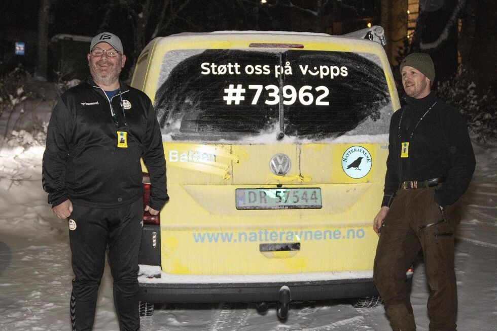 EGEN BIL: Per Henning og Jarl André står foran natteravnbilen som de bruker når de er på tur rundt i området.