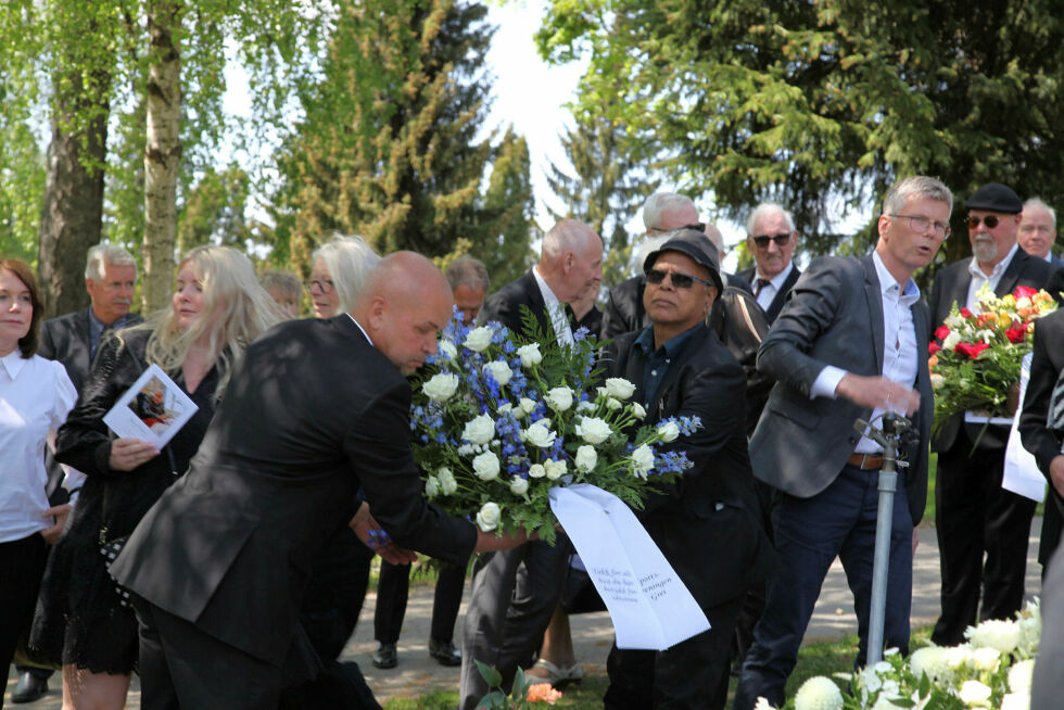 FRA OSS ALLE: Deltakerne i begravelsen hjalp til med flyttingen av blomster.
 Foto: Tom Evensen