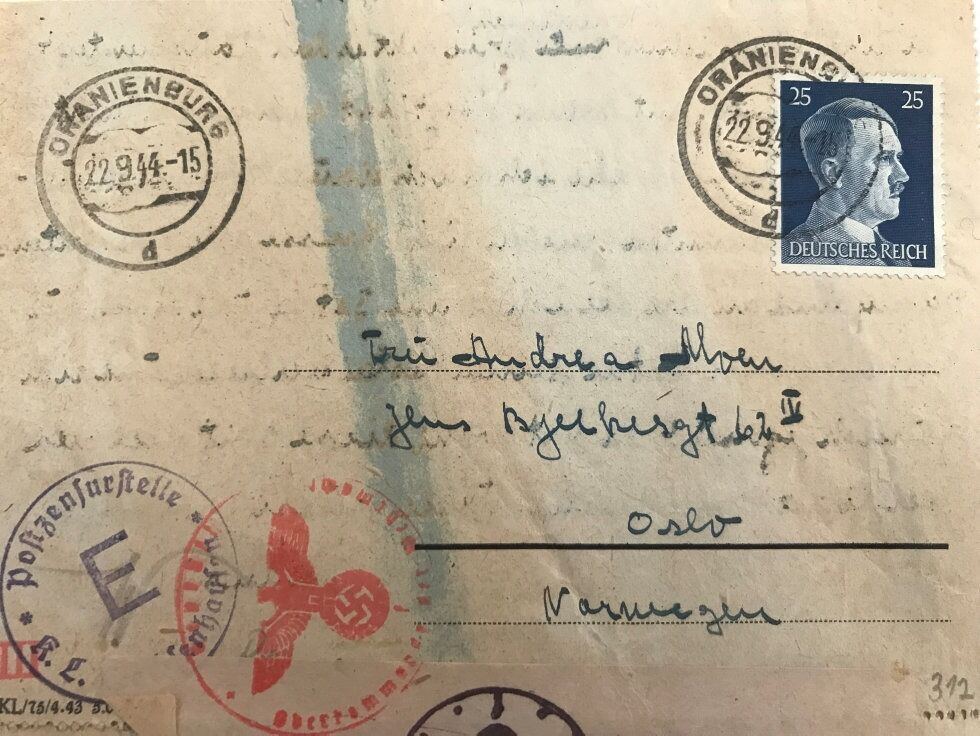 SJELDNE BREV: Som bildet viser er brevet stemplet både med «Oranienburg» (byen der Sachsenhausen lå) og et frimerke av Adolf Hitler. Brevet var en del av korrespondansen mellom Andrea i Norge og Hans i Sachsenhausen.