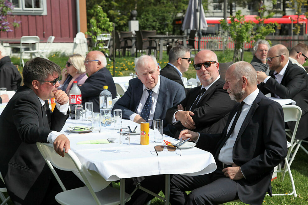 MIMRING I HAGEN: Her er det bl.a. Norvald Mo, Steinar Arnesen og Tore Ludt som forteller sine historier om Kielland. Vidar Noreng ses i bakgrunnen.
 Foto: Tom Evensen