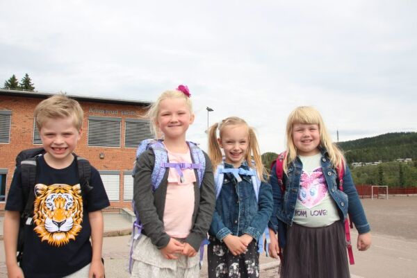 NYE SKOLESTARTERE: Storm (6, f.v.), Othilie (6), Emilie (6) og Mie Oline (5) er nå elever på Ammerud skole, og synes det er gøy å lære nye ting og få nye venner.