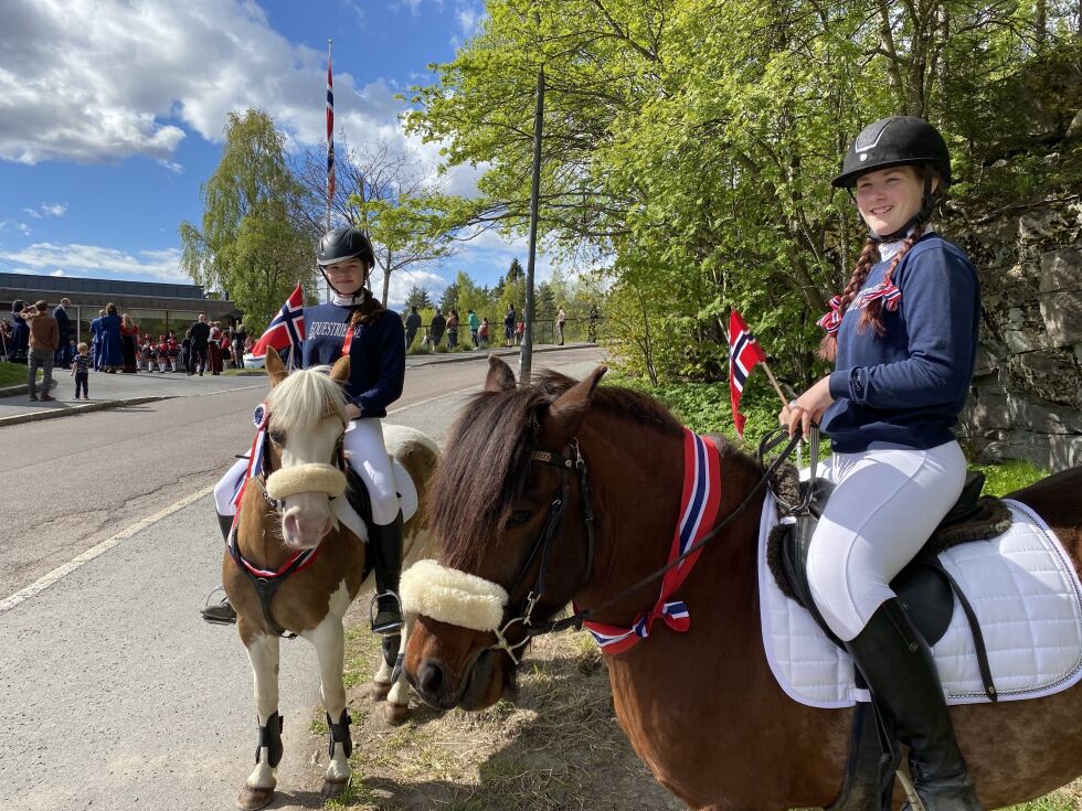 Trine (t.v.) og Nina fra Nordtvet rideskole tok følge med korpset fra Ammerudhjemmet.
