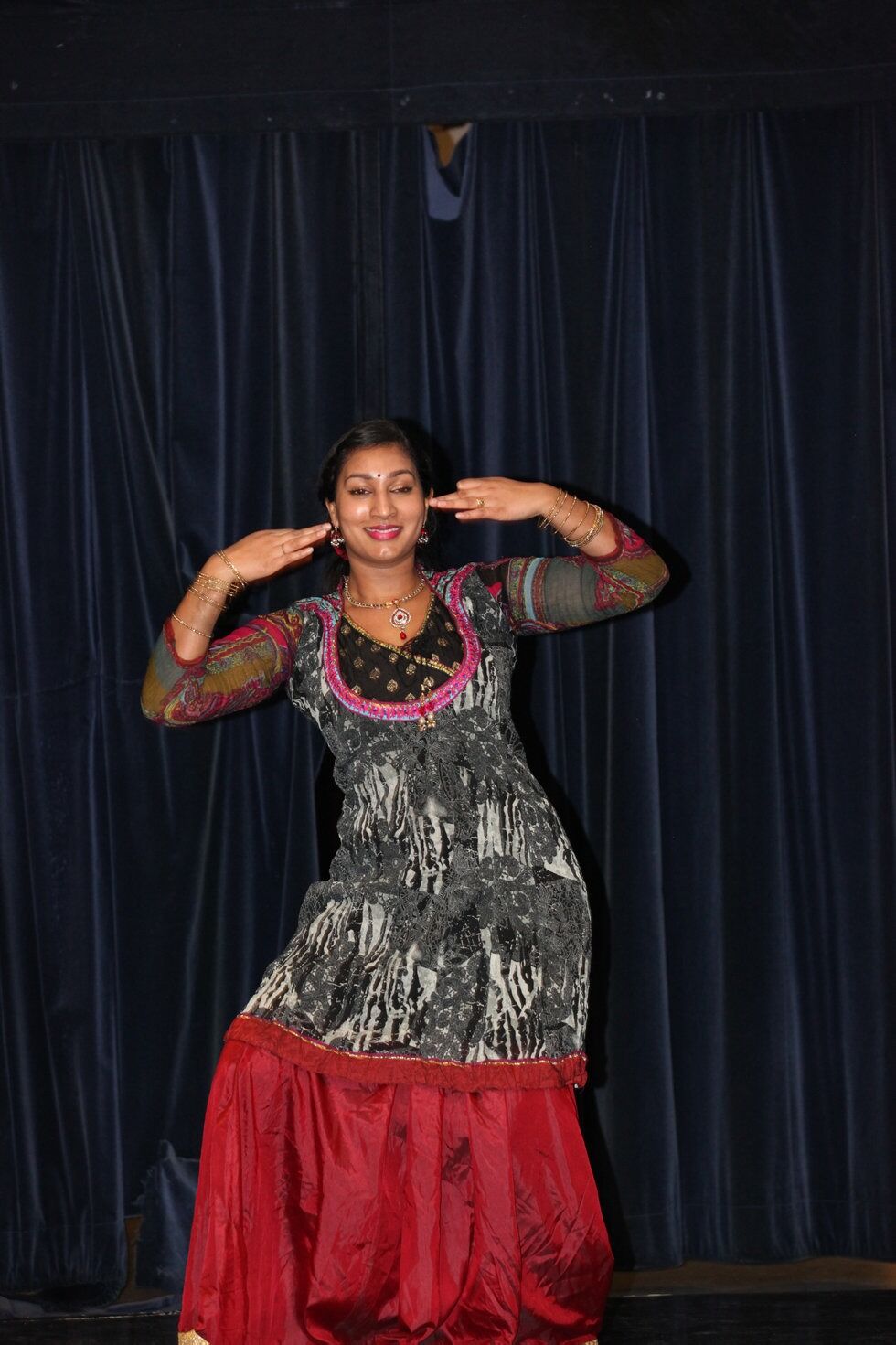 EKSOTISK: Her er det Addchayi som danser tamilsk dans.