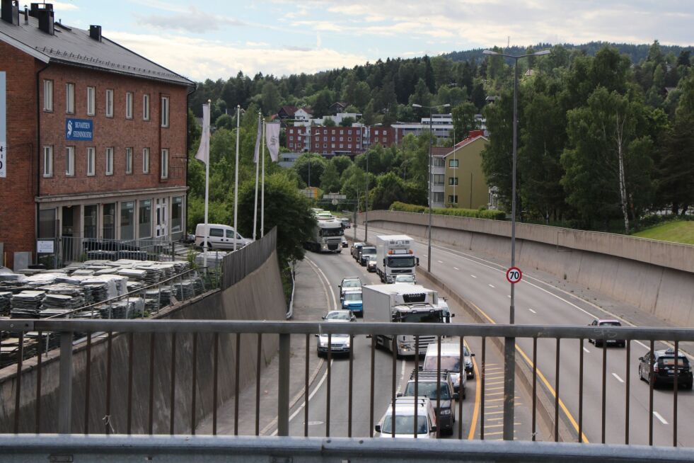 KAOS: Store og små biler skaper kaos i trafikken i rush-tiden på Trondheimsveien.