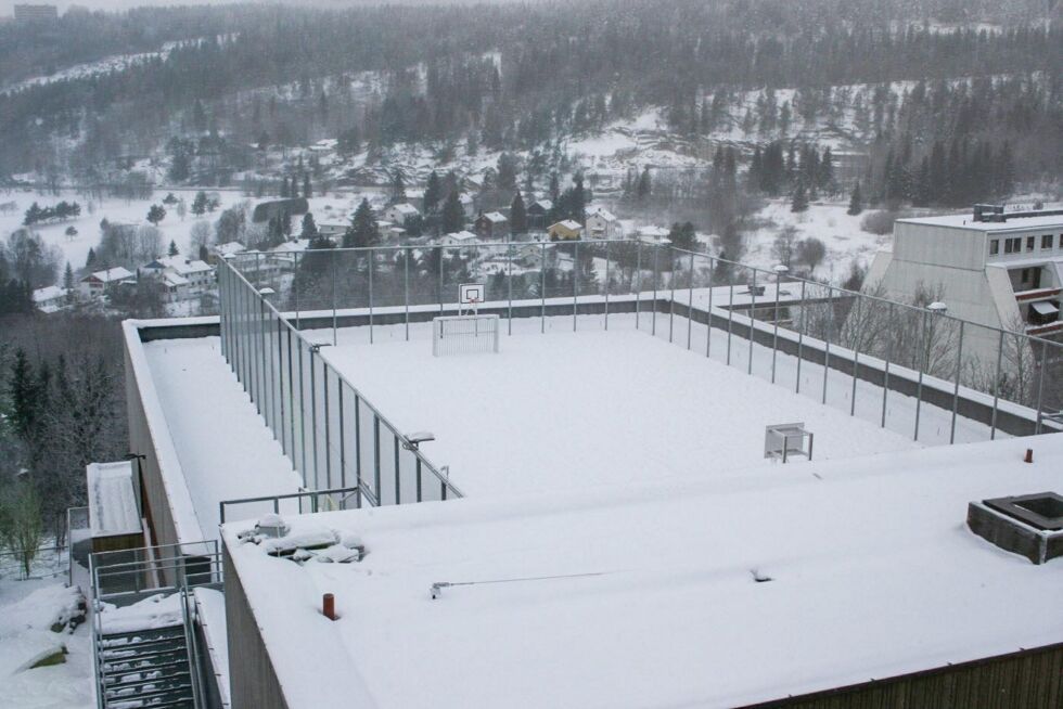 PÅ TAKET AV GRORUDDALEN: Noe av det elevene gleder seg aller mest til er å få ta i bruk den nye ballbanen på taket av flerbrukshallen. Man kan se den fra vinduet i den nye malesalen i femte etasje.