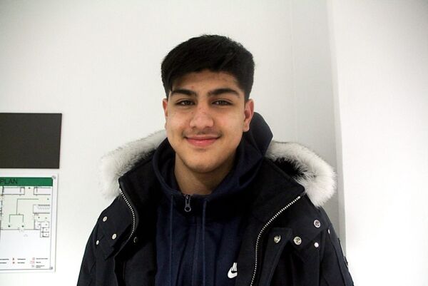 AZAAN KHAN, ROMMEN:
- Jeg vil på en skole med bra miljø, det er det første jeg tenker på. Spiller fotball på Vestli, så fotballinje med toppidrett hadde vært moro, men har ikke bestemt meg helt enda.